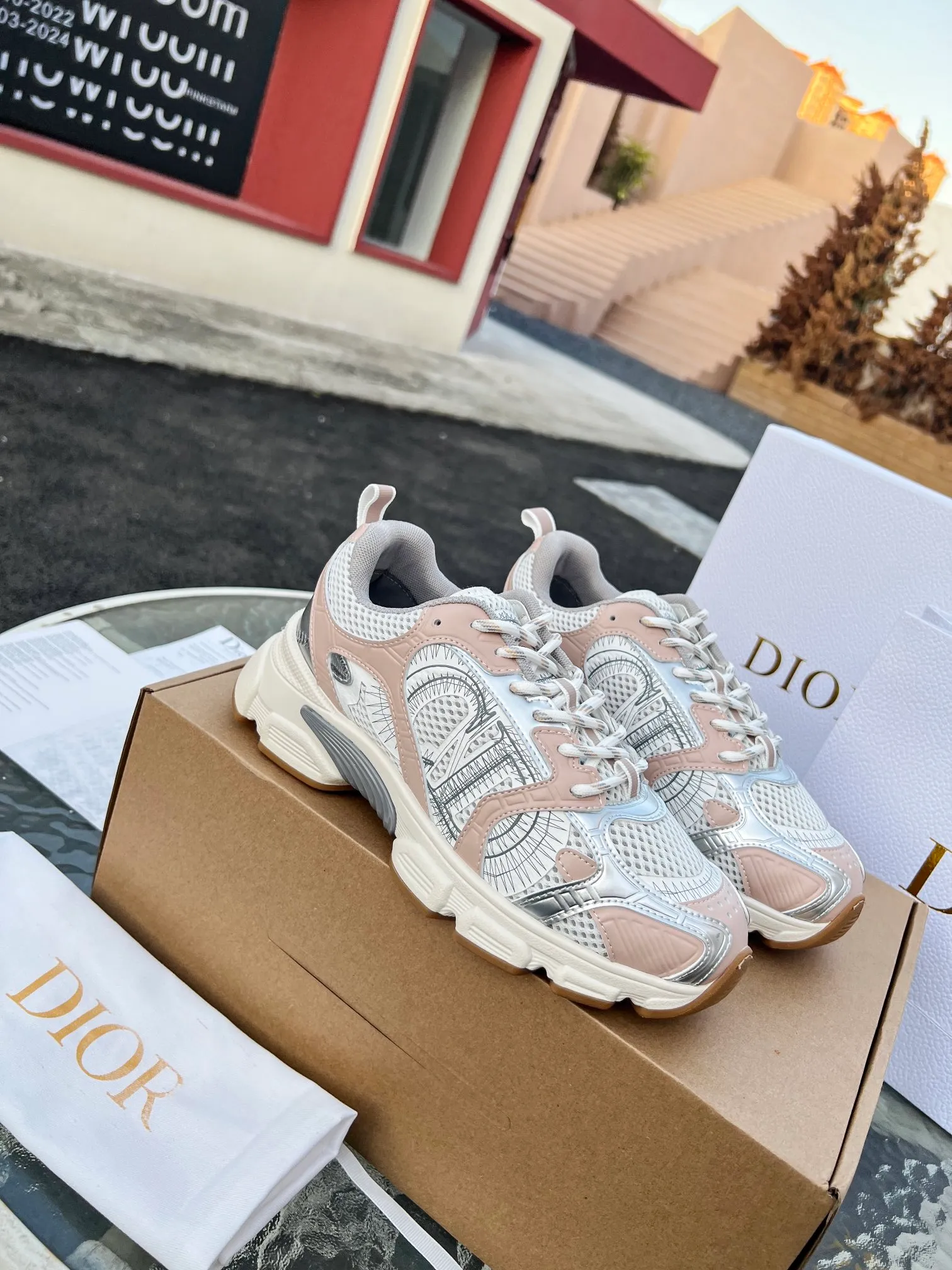 👟👟Ex-factory price 600👟👟 High version couple model🍸 Dior Dior | 2024 ˢˢDilraba, many stars have the same style. L’s 2024 spring and summer new products. The latest popular Chrono series, thick-soled mesh color-blocking running shoes, dad shoes, casual sports shoes series〰 Original purchase, development and production👍🏻This Dior Chrono sneaker is made of white and black mesh fabric with leather effect panels. The CD logo on both sides, the star patch on the tongue and the Dior logo on the heel, many details highlight the style. The two-tone laces, lightweight sole and star embellishment allow for a casual look all year round, complementing a variety of casual or elegant pieces. ♺Upper: Original imported first-layer cowhide + mesh ♺Inner lining: Original customized breathable lining ♺Outsole: Original molded EVA super light and super soft outsole ♺Heel height: 4.5cm ♺Size: Female 35-41 Male 39-45 (Female 40.41 Male 45 customized)